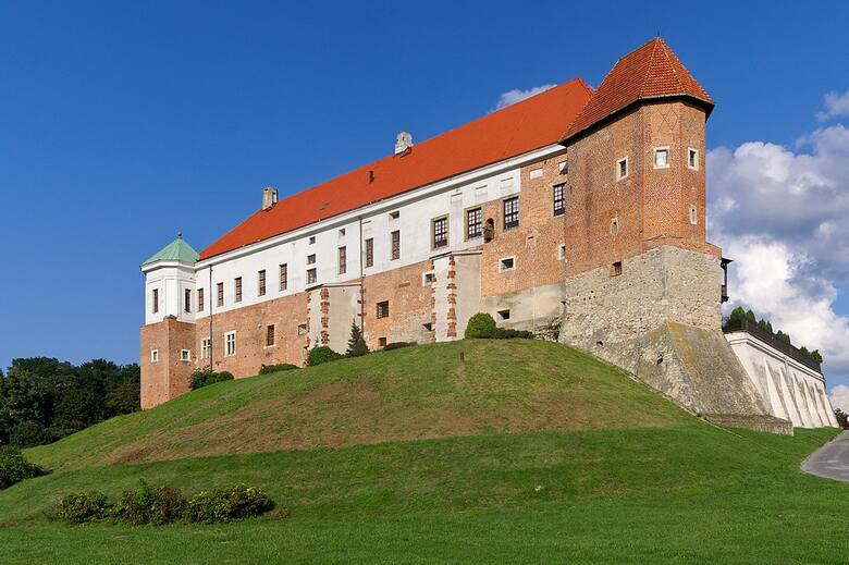 Zamek w Sandomierzu na tle niebieskiego nieba