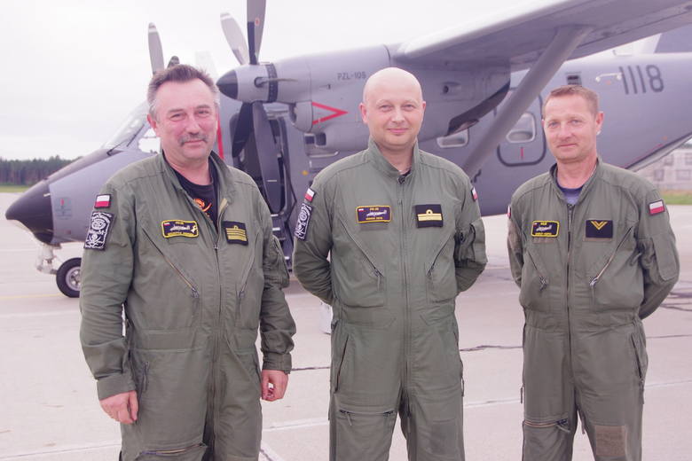 Załoga samolotu transportowego An-28 Bryza TD, która wykonała dzisiejszy lot z sercem na pokładzie, od lewej: kmdr pil. Andrzej Szczotka - dowódca, kmdr