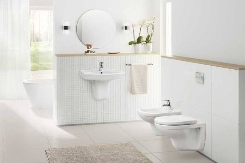 Białą łazienkę łatwo odmienić za pomocą kolorowych dodatków.