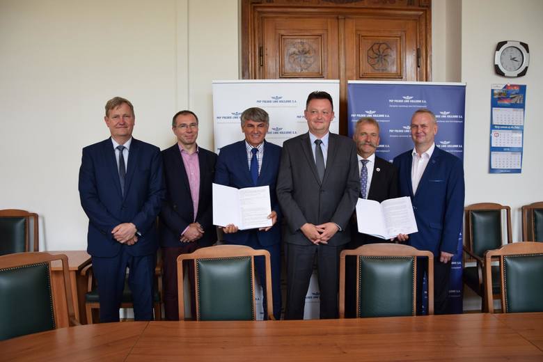 Władze Łowicza podpisały w Warszawie umowę z przedstawicielami PKP Polskie Linie Kolejowe dotyczącą budowy tunelu drogowego pod torami linii E20 w ciągu ul. Mostowej i Armii Krajowej