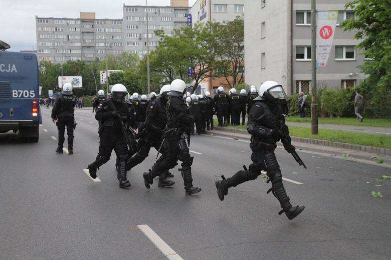 Protest przed komisariatem na Trzemeskiej we wtorek przerodził się w walkę grupy osób z policją