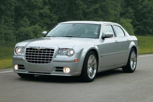 Fot. Chrysler: Małe, wąskie okna i wielkie, łapczywe wloty powietrza nadają autu awanturniczy sznyt – to Chrysler 300C, napędzany legendarnym silnikiem