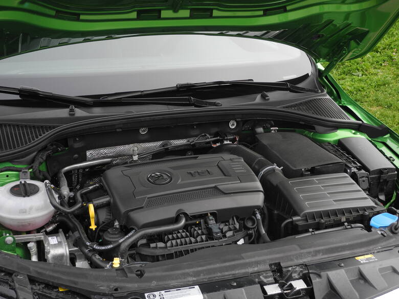 Skoda Octavia RS Octavia RS jest dostępna w dwóch wersjach silnikowych. Słabszą jednostką jest czterocylindrowy silnik wysokoprężny TDI o pojemności