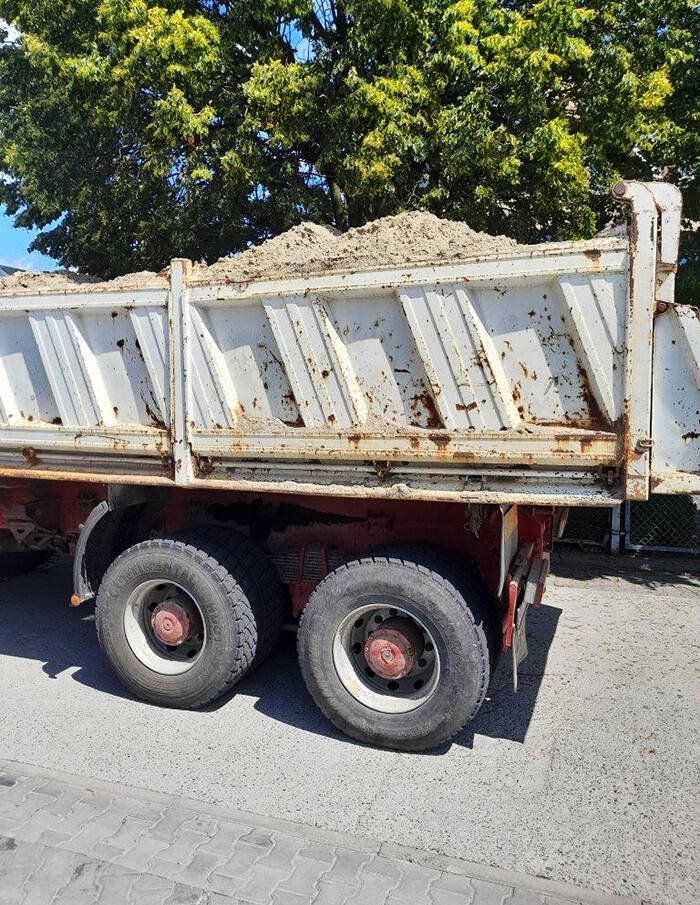 W Grochowie inspektorzy podkarpackiej Inspekcji Transportu Drogowego zatrzymali ciężarówkę przewożącą ziemię