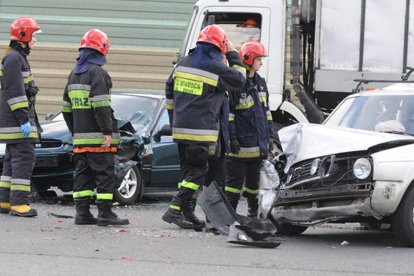 13 sierpnia na al. Jana Pawła II doszło do groźnego wypadku, w którym uczestniczyły trzy pojazdy. 