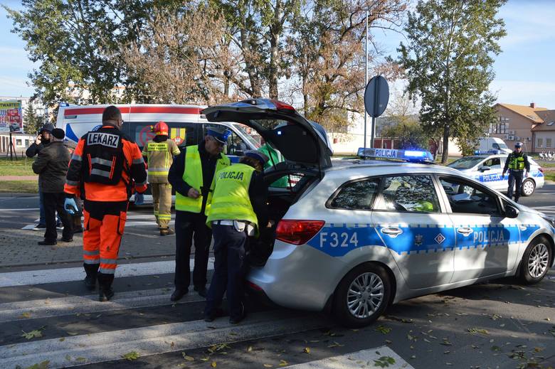 Wypadek drogowy w Łowiczu. Dwie osoby, w tym dziecko, trafiły do szpitala [ZDJĘCIA]