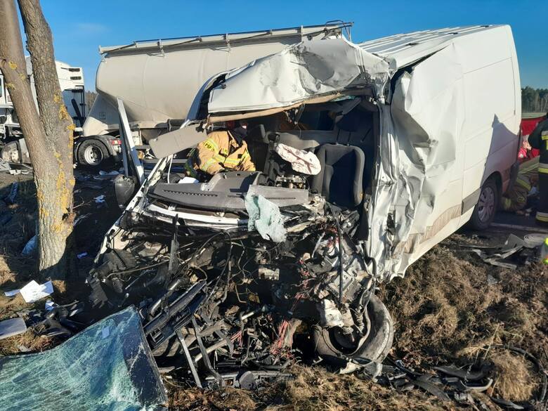 Tragiczny wypadek na dk74 niedaleko Paradyża. Kierowca busa zginął w zderzeniu z ciężarówką.