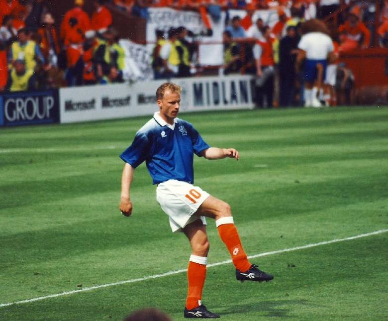 10. Dennis Bergkamp<br /> <br /> Dwa razy triumfował w Pucharze UEFA, ale z Pucharem Europy przez całą karierę było mu nie po drodze. Legendarny napastnik reprezentacji Holandii i Arsenalu na sam koniec kariery w 2006 roku wreszcie awansował do finału. Tak jak Buffon, miał nadzieję na epicki...
