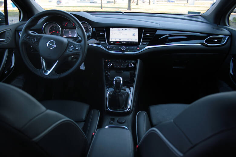 Opel Astra Przestronność to z pewnością bardzo mocny atut Astry. W stosunku do Citroena zapewnia ona zdecydowanie więcej miejsca zarówno w przedniej,