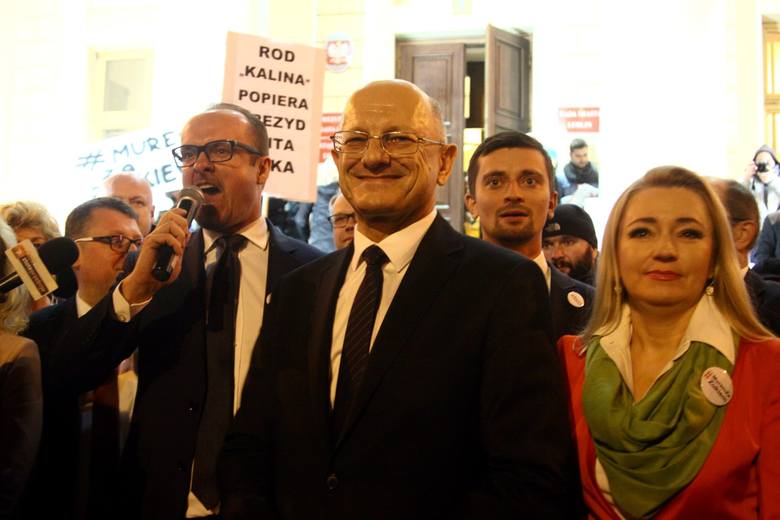 „Murem za Żukiem”. Listopadowa akcja poparcia dla prezydenta Krzysztofa Żuka, któremu CBA zarzuca złamanie ustawy antykorupcyjnej