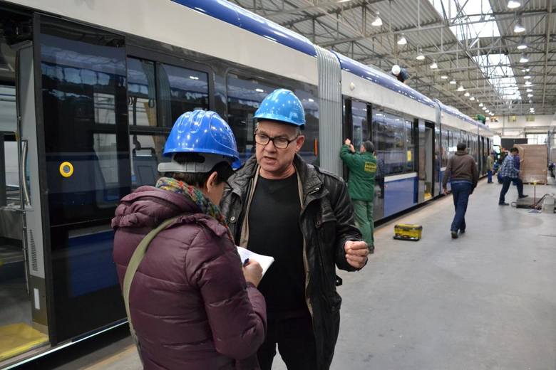 Większość kontraktu tramwajowego z Krakowem została zrealizowana. Pojechały 32, ostatnie 4 są prawie gotowe do odbioru. Pracuje przy nich 40 osób, między innymi Marek Zawiesiński i Dariusz Dudek.