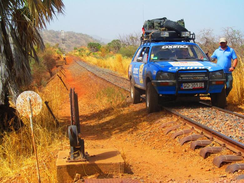 Gdy nie ma drogi, trzeba sobie radzić inaczej. Gdańska ekipa zabłądziła w północnym Mali. Na szczęście pociągi nie jeżdżą tam zbyt często<br /> 