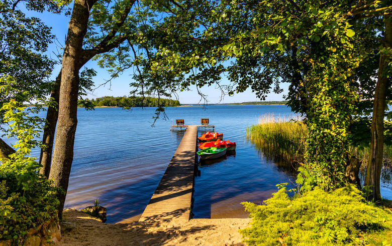 Widok na jezioro od strony miejscowości Sędki