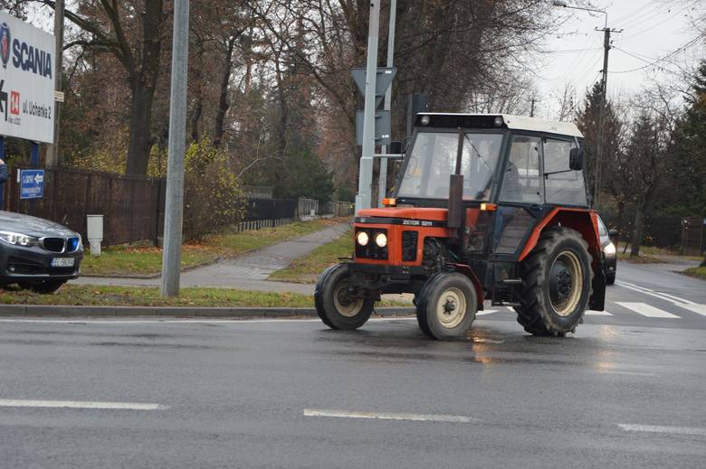 Rolniczy protest w powiecie łowickim. Hodowcy trzody chlewnej wyjechali ciągnikami na DK nr 92 [ZDJĘCIA]