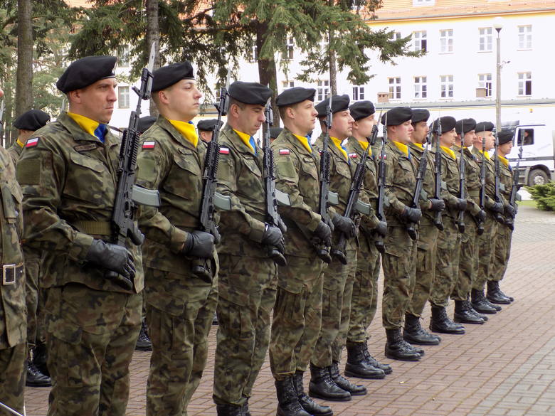 Żołnierze, kombatanci,młodzież i mieszkańcy miasta złożyli kwiaty pod pomnikiem generała broni Tadeusza Buka.