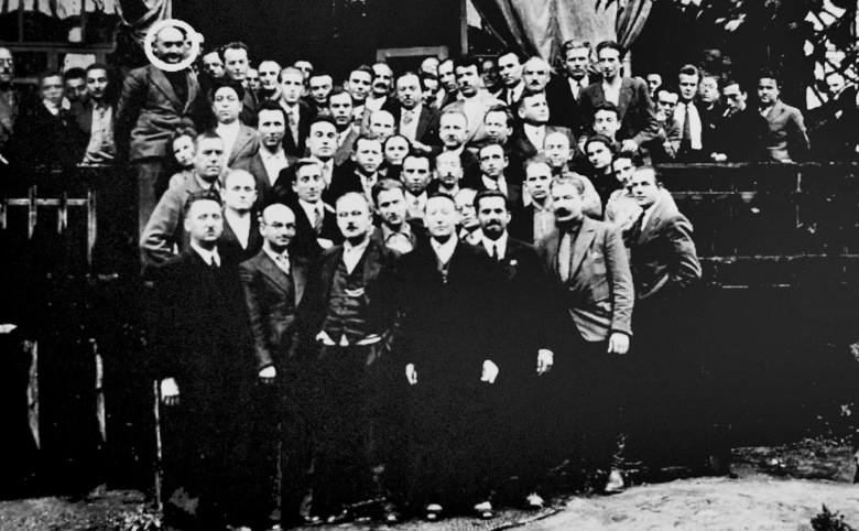 Działacze Komunistycznej Partii Polski podczas VI zjazdu partii w 1932 r. Z lewej zakreślono twarz Joska Mützenmachera