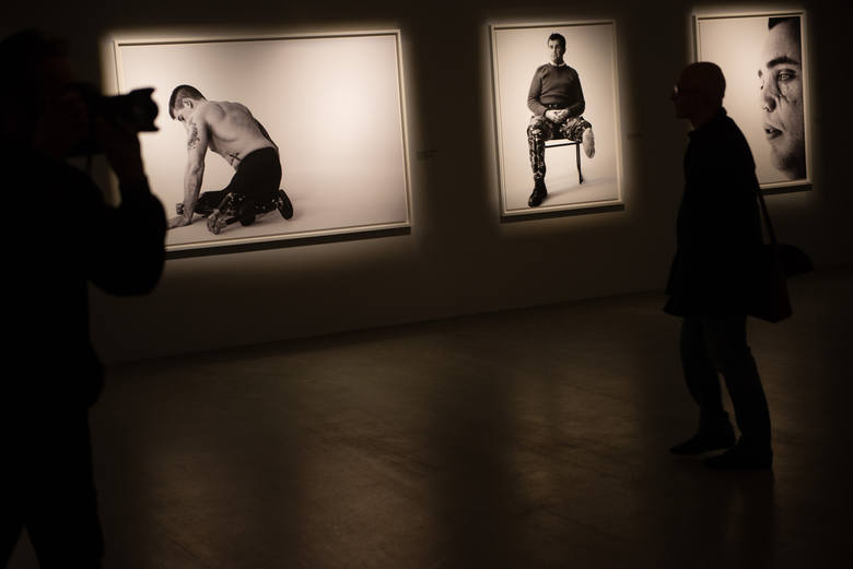 Bryan Adams uwiecznił na swoich zdjęciach piętno wojny.