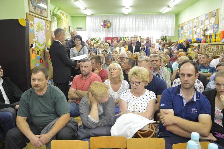 Spór o kościół. Pełne emocji spotkanie na Górkach w Łowiczu (Zdjęcia)