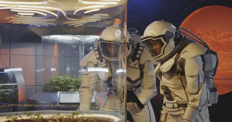 Dwóch kosmonautów dogląda uprawy