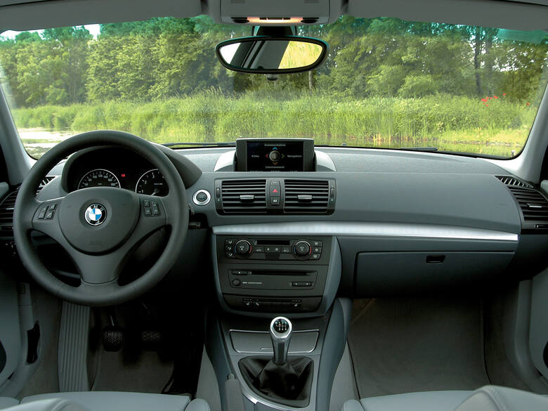 BMW 1 (2004-2007)Ten model to przystępny cenowo przedstawiciel klasy premium. Jest niewielki i trochę przyciasny, ale to jednak BMW – szybkie, dopracowane