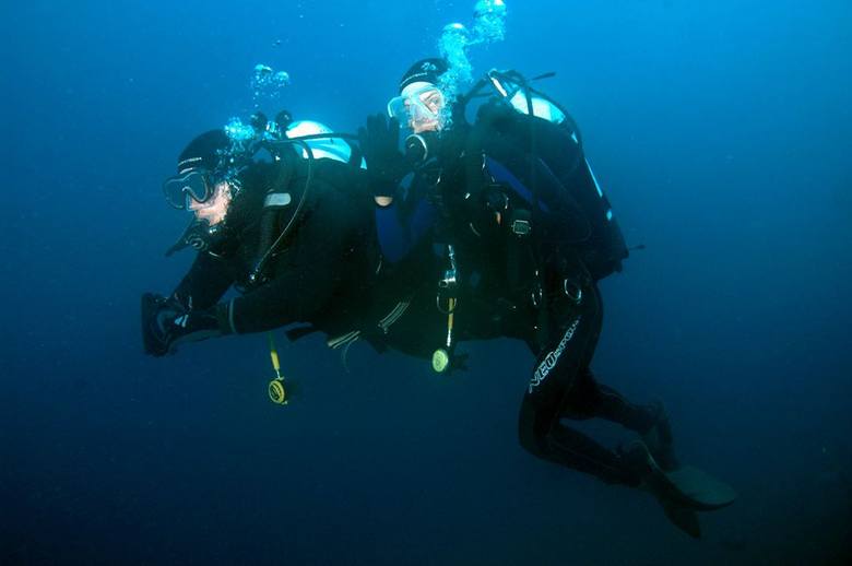 Nurkują i podziwiają niezwykły podwodny świat