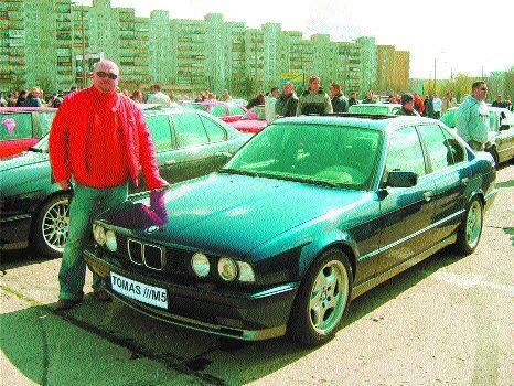 Radosław Tokarski przy swoim doskonale utrzymanym BMW E-30 316i. Samochód ten posiada certyfikat oryginalności i został już doceniony na zlocie w Toruniu,