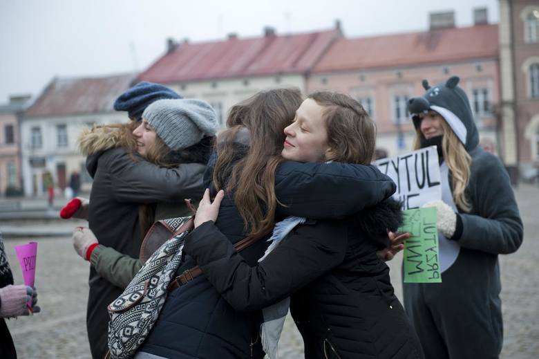 Free Hugs czyli darmowe przytulanie w Rynku w Skierniewicach