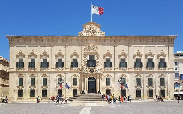 Turysta zadrapał hulajnogą schody pałacu na Malcie. Dostał wyrok i grzywnę