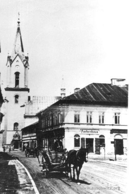 Widok z Rynku Głównego na ówczesną Bahnhoffstrasse. Wiele ulic w Oświęcimiu na zawsze straciło przedwojenny wygląd