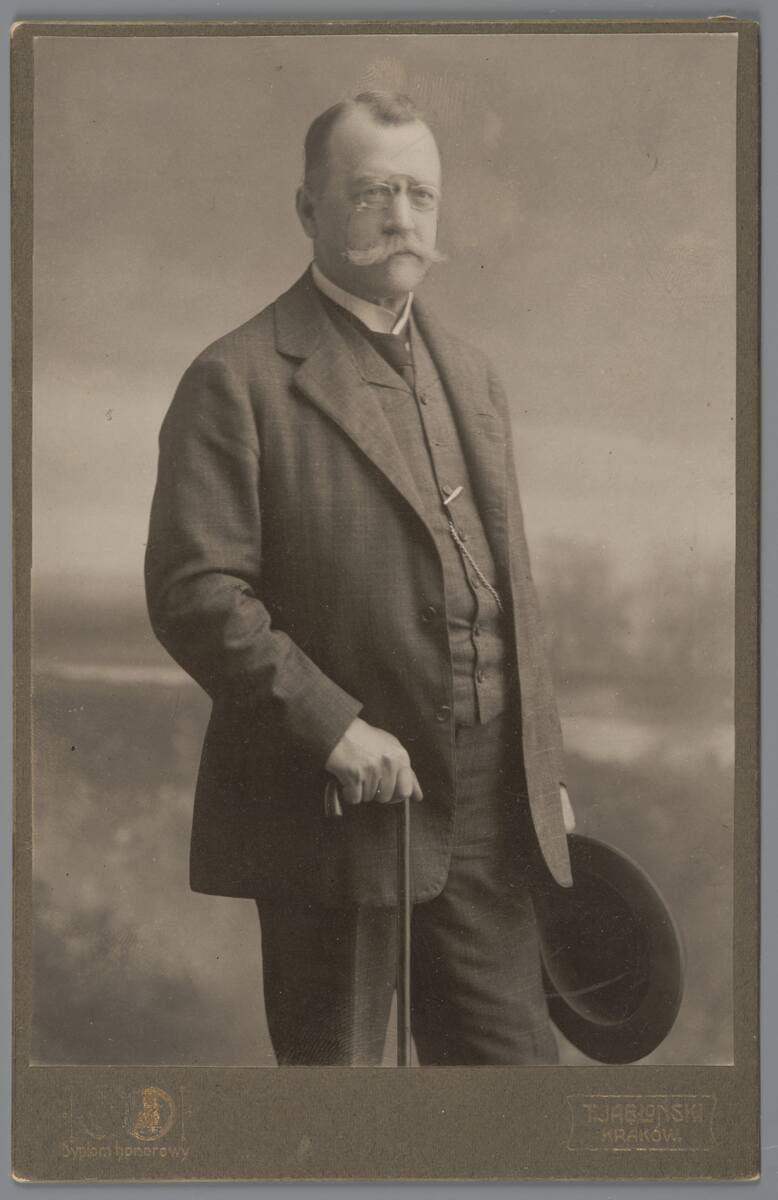 Stanisław Tomkowicz, historyk sztuki, konserwator zabytków, portret z atelier Tadeusza Jabłońskiego, ok. 1907–1909. 