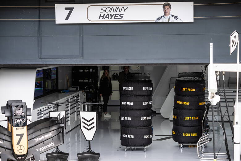 Tak wygląda garaż fikcyjnego teamu na torze Silverstone, w który urzędował będzie Brad Pitt