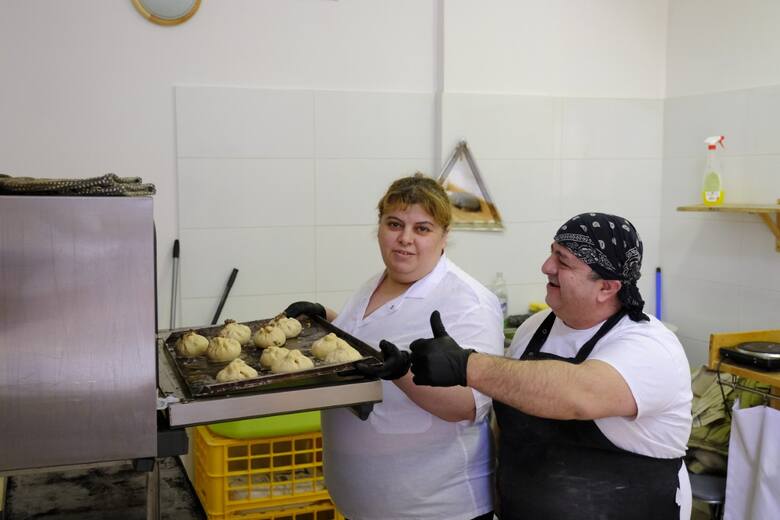 Dawid, piekarz z Gruzji, przybył do Polski z żona Angelą i rodziną. Najpierw był pracownikiem w piekarni na starówce w Toruniu, ale już niebawem otworzy własny interes. W tym mieście, jak w wielu innych zresztą, obcokrajowcy wrośli w gastronomię.