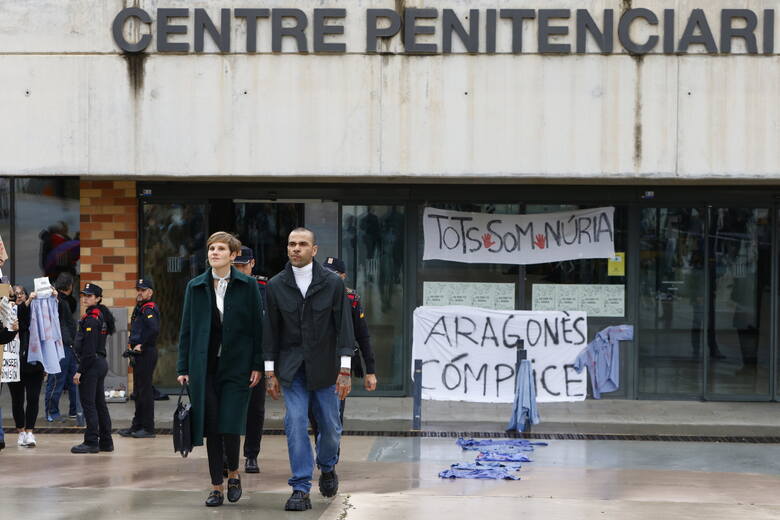 Dani Alves w towarzystwie swojej adwokat Ines Guardioli wychodzi więzienia Brians 2 w Barcelonie