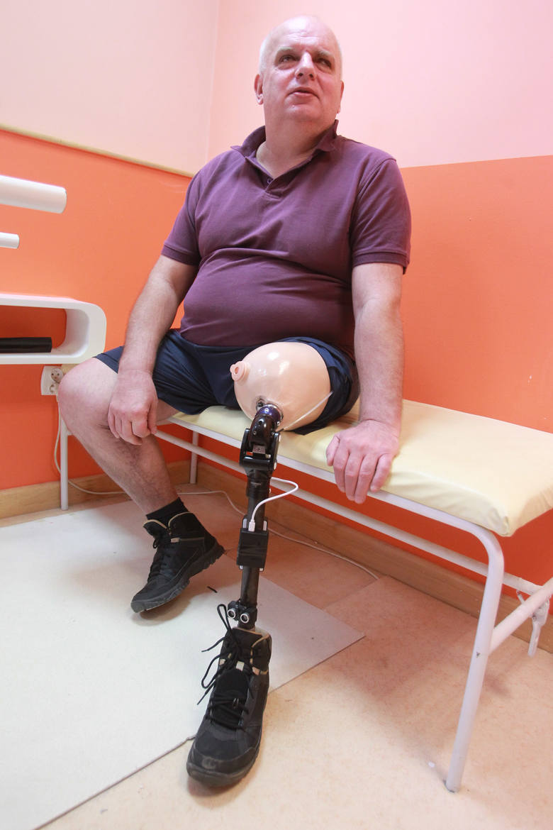 Czujnik ostrzega niewidomego przed przeszkodą. To pierwszy taki prototyp protezy w Polsce