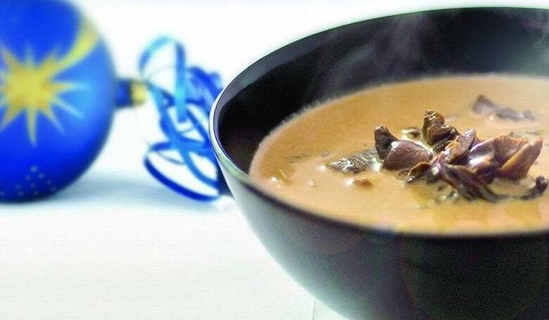 Wigilijna zupa grzybowa to jedna z obowiązkowych potraw na wigilijnym stole. Jak przygotować zupę grzybową?