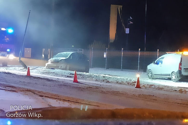W poniedziałek około godz. 19.00 na ul. Poznańskiej kierowca opla uderzył w słup. Na szczęście nikomu nic się nie stało.