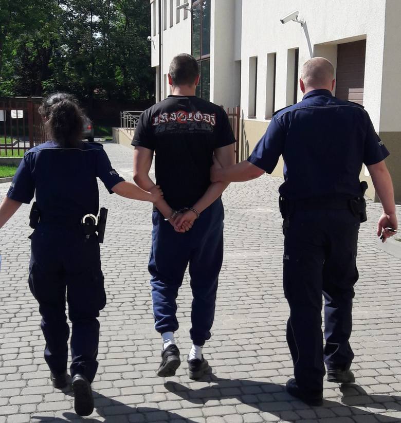 Policja przejęła w Łowiczu prawie ćwierć tony nielegalnego tytoniu [Zdjęcia]