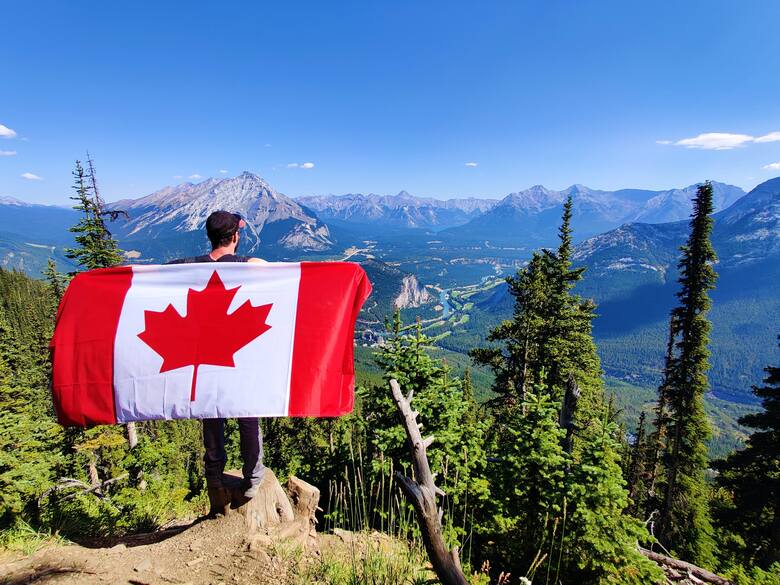 Turysta z flagą Kanady
