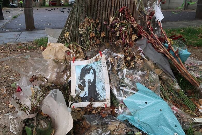 Żywy pomnik Amy Winehouse na Camden Square w Londynie. W sobotę w Przemyślu koncert Magdy Andres