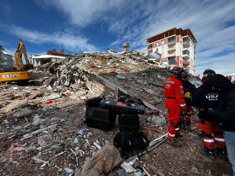 Grupa HUSARD jest jedyną grupą poszukiwawczo-ratowniczą, która działa aktualnie w Besni, gdzie zawaleniu uległo ok. 30 budynków mieszkalnych, w tym