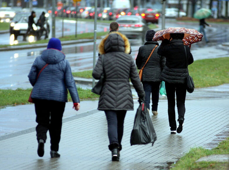 Deszcz i burze w prawie całej Polsce. Wydano alerty ostrzegawcze
