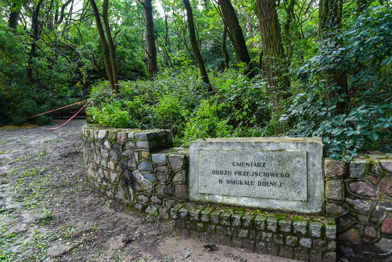 Teren cmentarza z okresu II wojny światowej znajdującego się w Smukale przy ul. Baranowskiego w czasie ostatnich wichur i nawałnic został dosłownie zdemolowany przez poprzewracane pnie i gałęzie drzew, głównie akacji.<br /> 