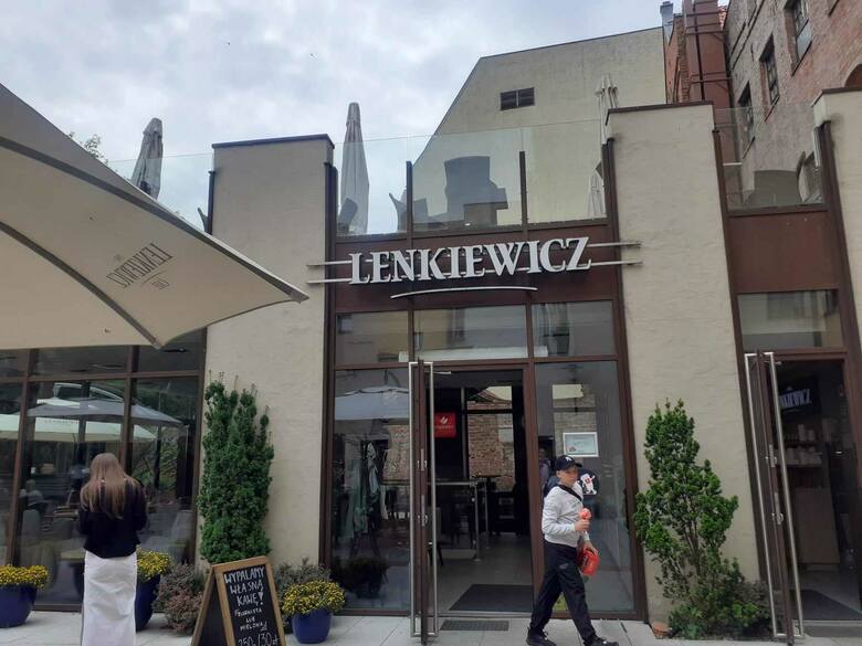 Lody od Lenkiewicza w Toruniu cieszą się niezmienną popularnością od dziesięcioleci. Spółka ma w mieście kilka kawiarni i lodziarni - wszystkie są oblegane