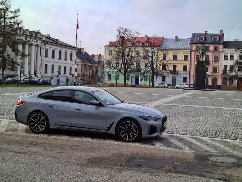 BMW Serii 4 wciąż wzbudza wiele kontrowersji. Chodzi oczywiście o stylistykę przedniej części auta, która jest mocno kontrowersyjna i dzieli nawet miłośników