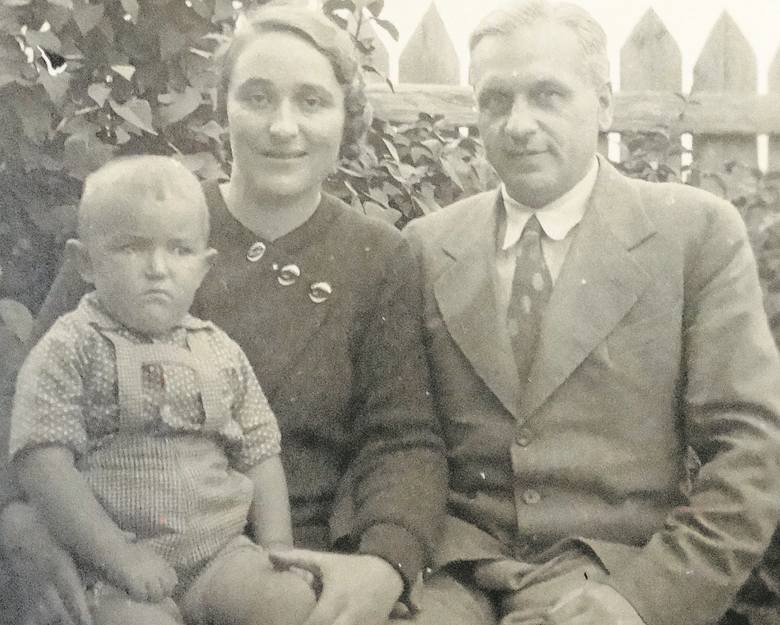 Czesław z żoną Anną z Jankowskich i ich synem Stanisławem, zwanym Stachulkiem, ur. w 1935 r. Imię dostał po dziadku.