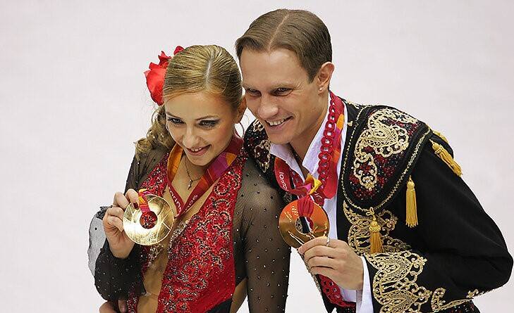 Tatjana Nawka i Roman Kostomarow – mistrzowska rosyjska łyżwiarska para taneczna prezentuje złote medale olimpiskie w Turynie