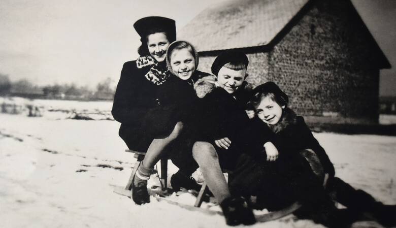 GrudzieńStare Stawy, 1944 rok. Na sankach od lewej: Otylia Braurer, Janka Szczerbowska, Adaś Szczerbowski i Halinka Szczerbowska