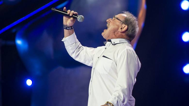 Jan Adamiak na scenie zaśpiewał "Jaskółkę uwięzioną" Stana Borysa.