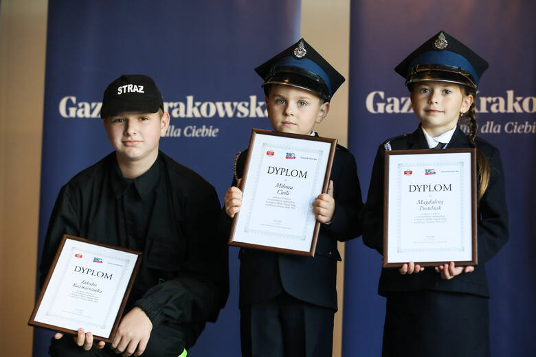 Najlepsi młodzi strażacy (od lewej): Jakub Kaźmierczak, Miłosz Cieśla, Magdalena Pustelnik