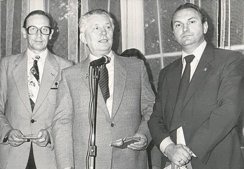 50-lecie Automobilklubu Bydgoskiego. Od prawej stoją: Józef Wiśniewski (prezes okręgu PZMot.), Lechosław Kaczor (prezes AB) i Romuald Pilaczyński.